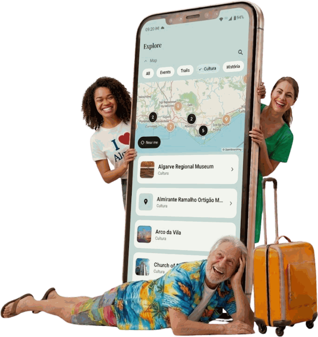 Três visitantes sorridentes à volta de um telemóvel gigante com o ecrã Explorar da app aberto no mapa do Algarve